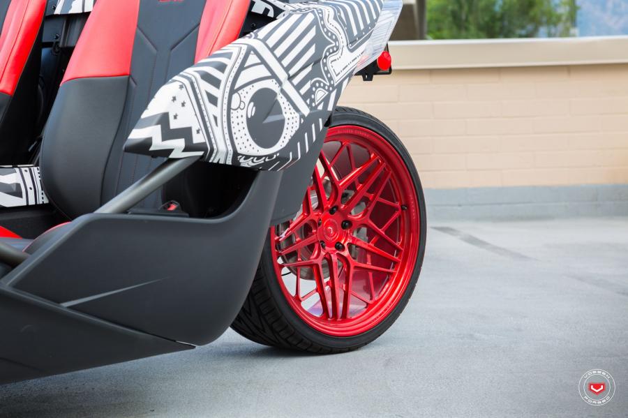 Детали экстерьера Polaris Slingshot on Vossen Wheels (ML-R3) 2017 года  (фото 23 из 24)